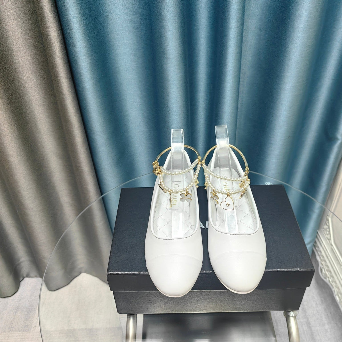 MARY JANE WITH PEARL STRAP IN WHITE LAMBSKIN