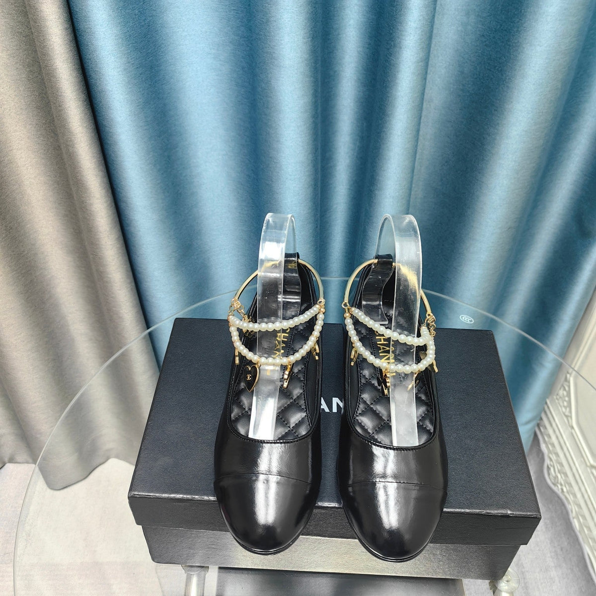 MARY JANE WITH PEARL STRAP IN GLOSSY BLACK LAMBSKIN