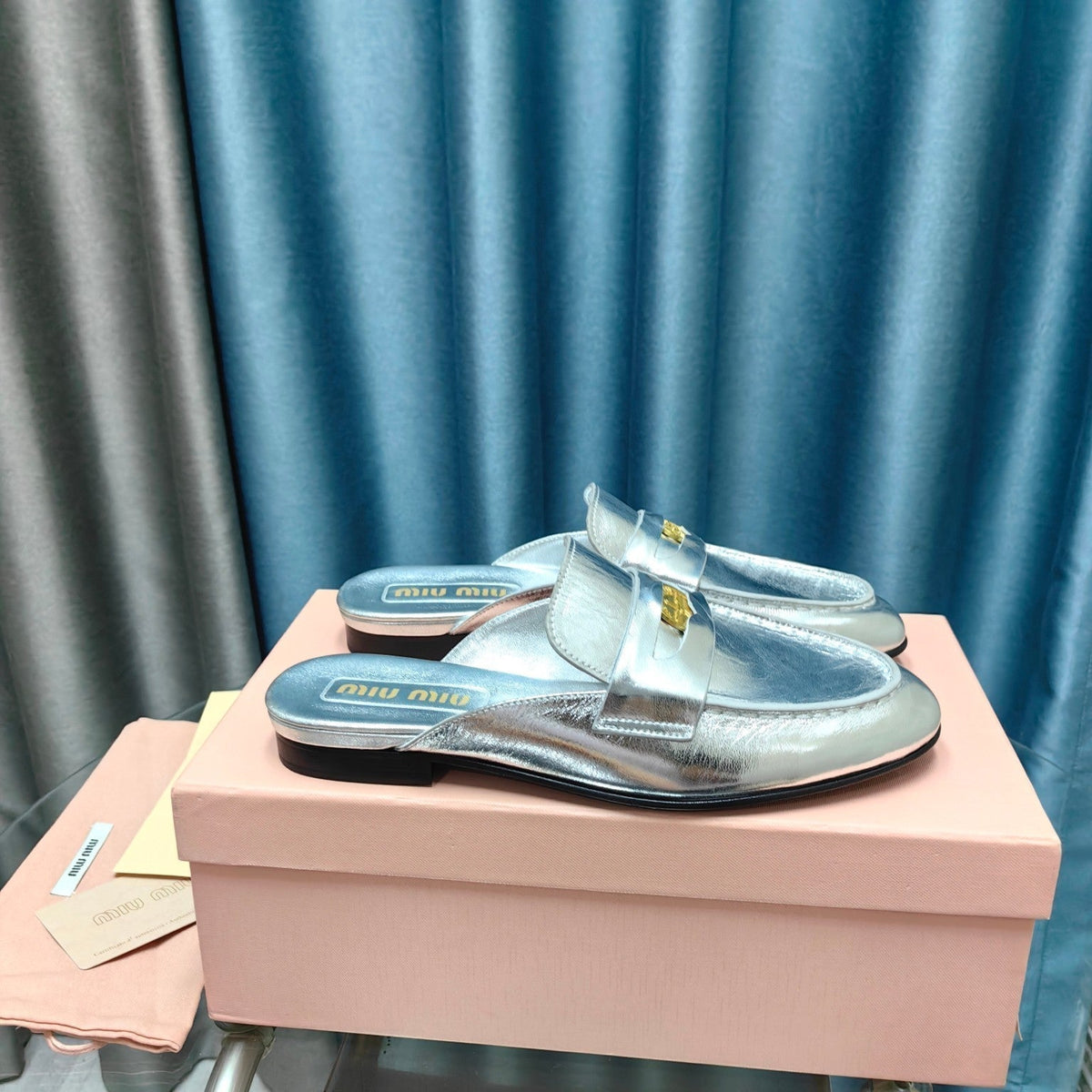 MULES SLIPPERS SILVER COWHIDE WITH GOLD COIN