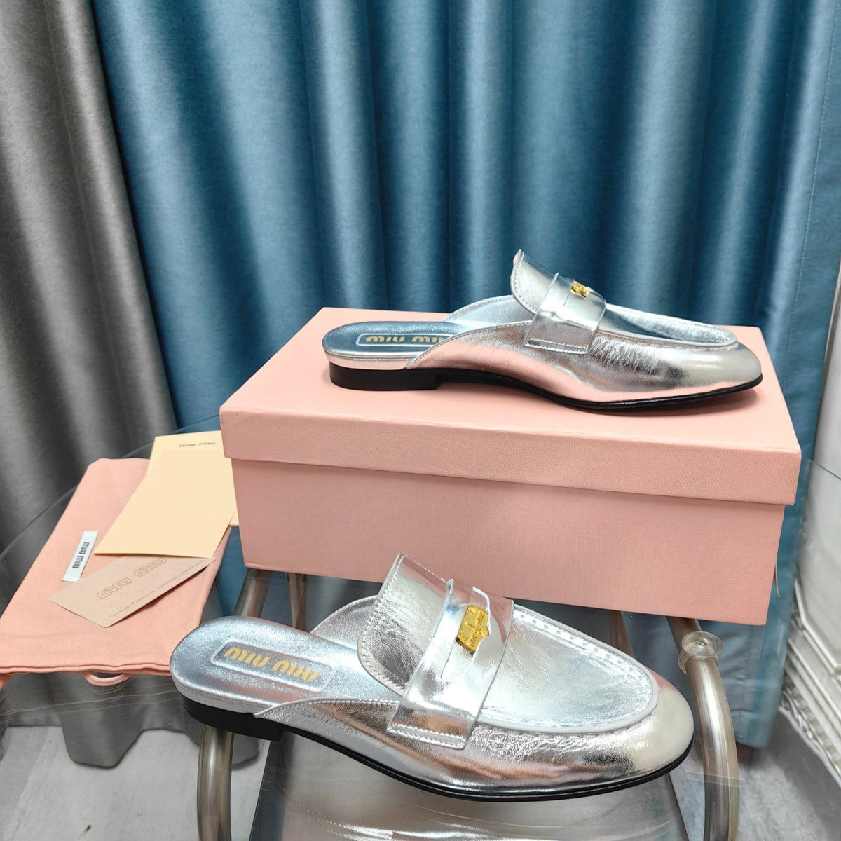 MULES SLIPPERS SILVER COWHIDE WITH GOLD COIN