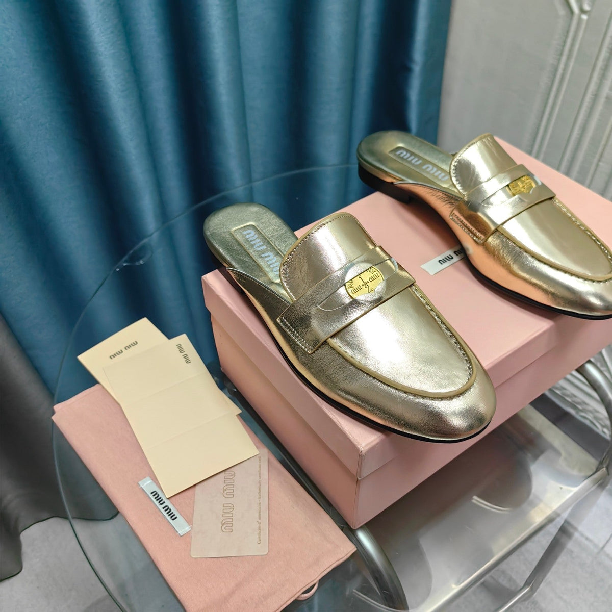 MULES SLIPPERS METALLIC GOLD COWHIDE WITH GOLD COIN