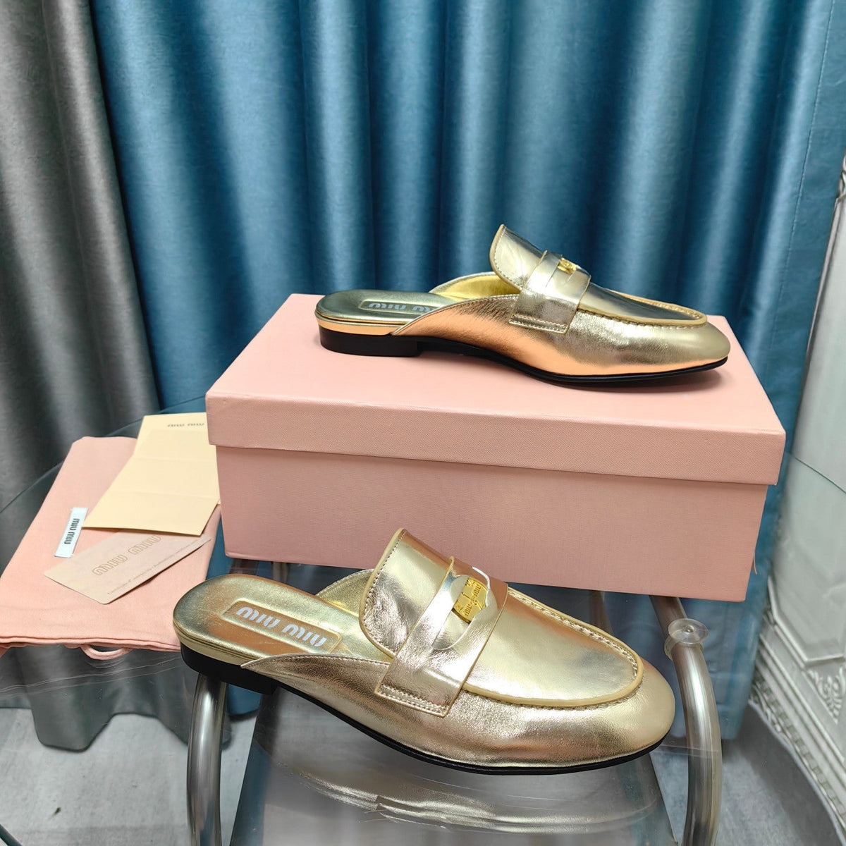 MULES SLIPPERS METALLIC GOLD COWHIDE WITH GOLD COIN