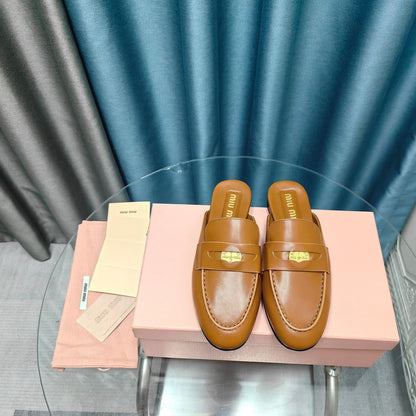 MULES SLIPPERS CARAMEL COWHIDE WITH GOLD COIN