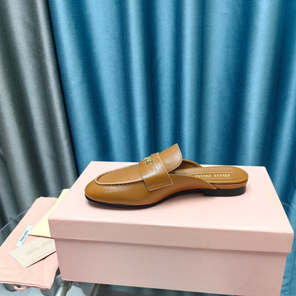 MULES SLIPPERS CARAMEL COWHIDE WITH GOLD COIN
