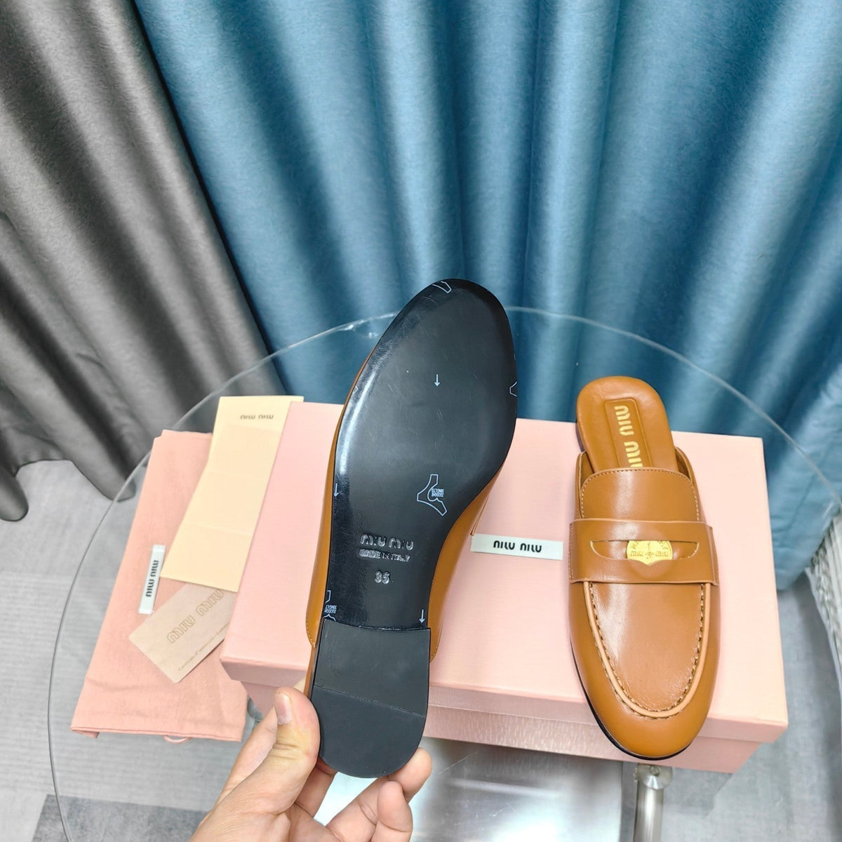 MULES SLIPPERS CARAMEL COWHIDE WITH GOLD COIN