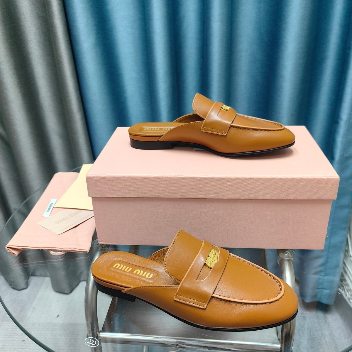 MULES SLIPPERS CARAMEL COWHIDE WITH GOLD COIN