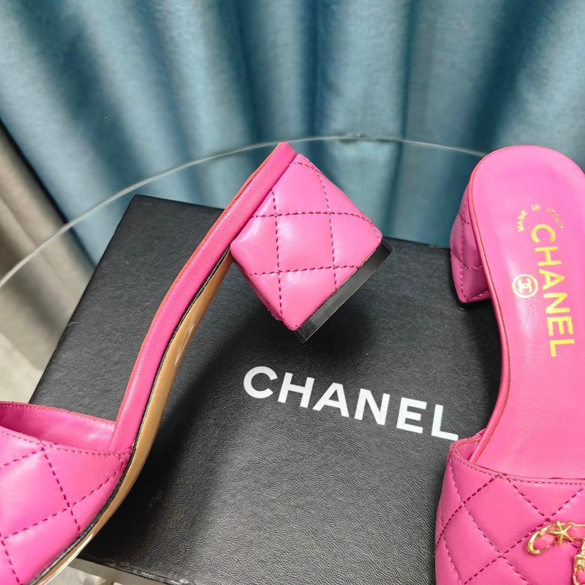 MULE SLIDE SANDAL IN BRIGHT PINK LAMBSKIN