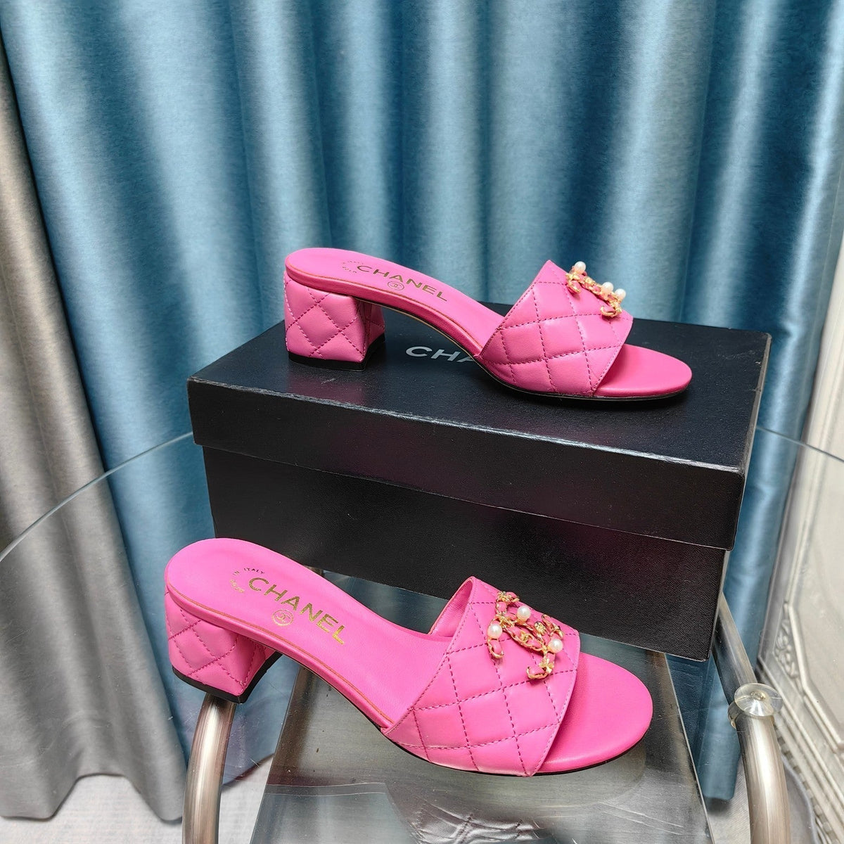MULE SLIDE SANDAL IN BRIGHT PINK LAMBSKIN