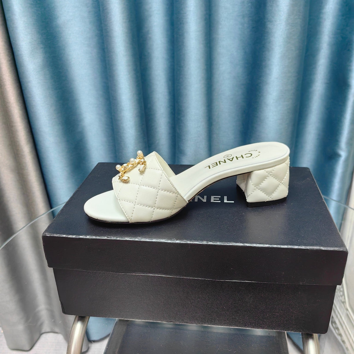 MULE SLIDE SANDAL IN WHITE LAMBSKIN