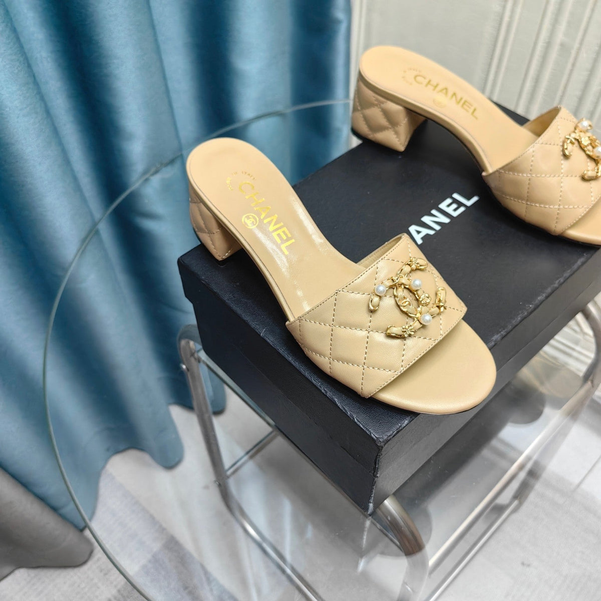 MULE SLIDE SANDAL IN BEIGE CREAM LAMBSKIN