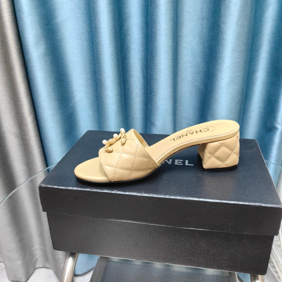 MULE SLIDE SANDAL IN BEIGE CREAM LAMBSKIN