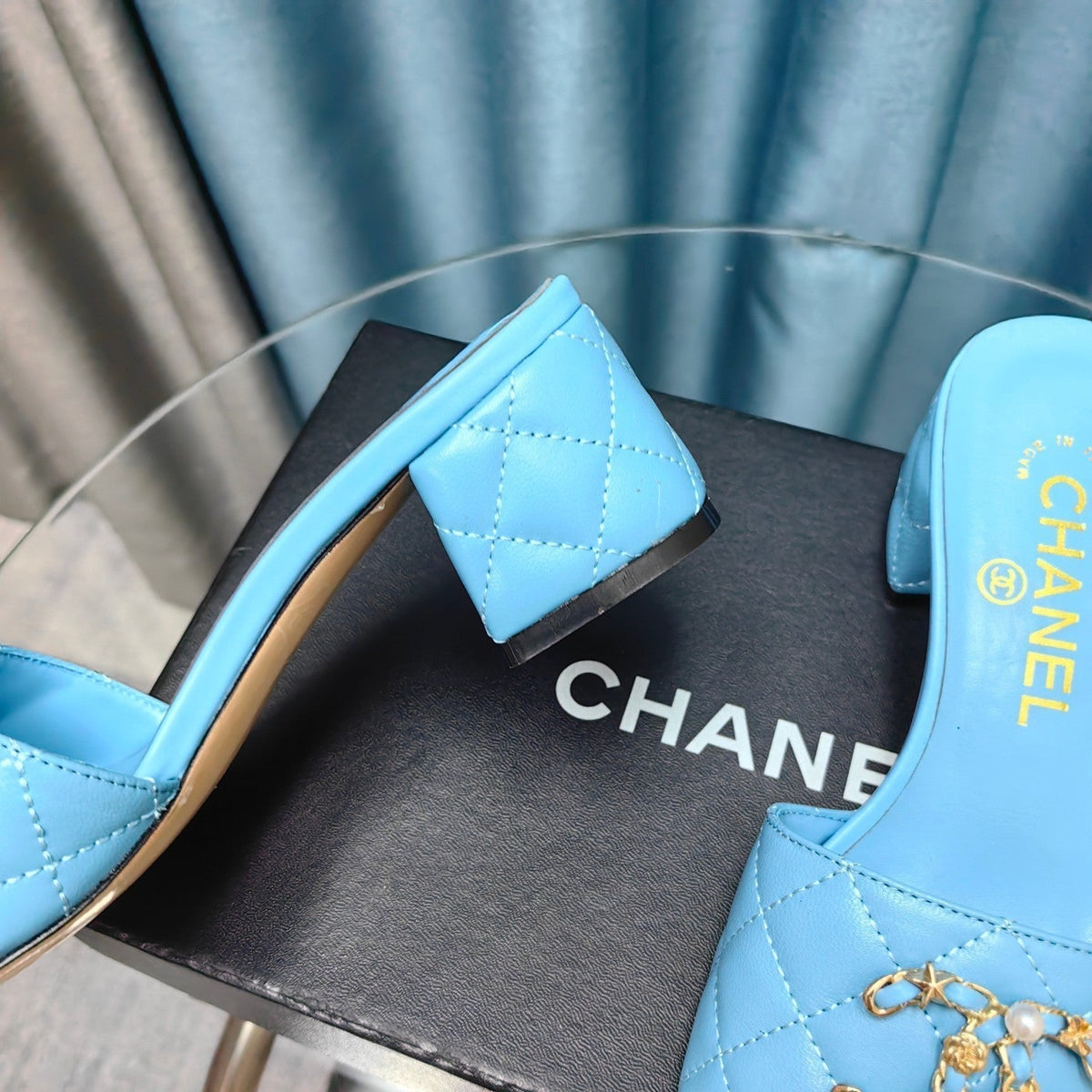 MULE SLIDE SANDAL IN SKY BLUE LAMBSKIN