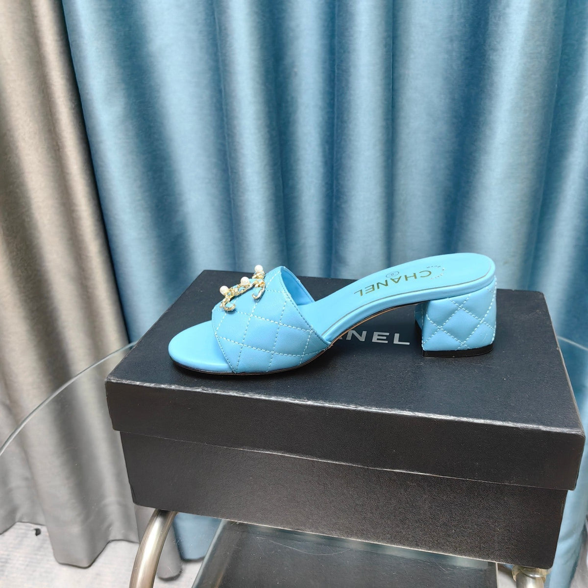 MULE SLIDE SANDAL IN SKY BLUE LAMBSKIN