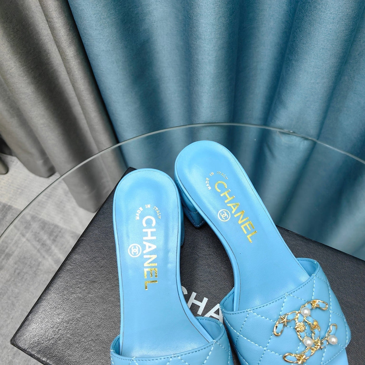 MULE SLIDE SANDAL IN SKY BLUE LAMBSKIN