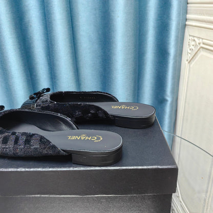 MULE IN BLACK SATIN AND LAMBSKIN