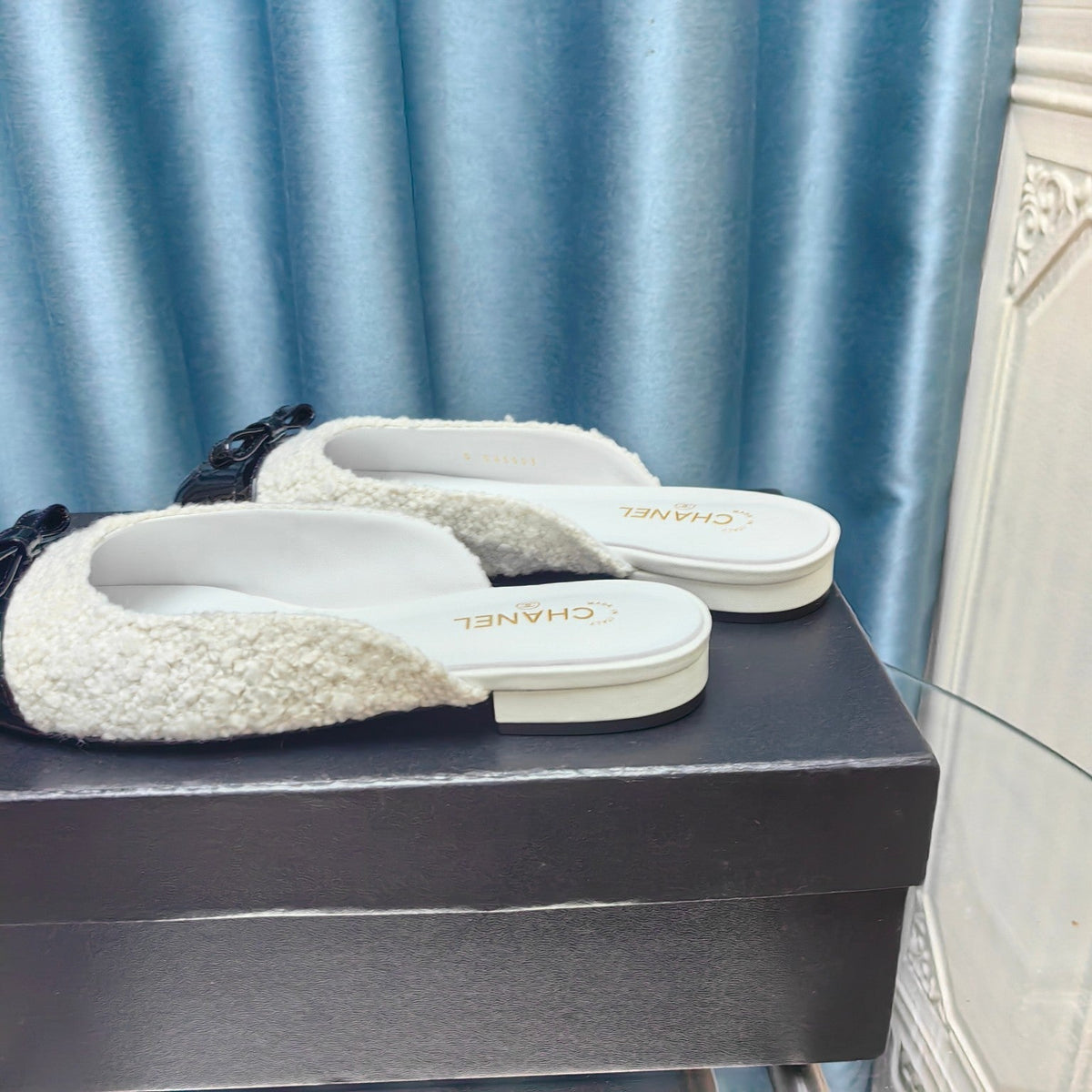 MULE IN WHITE TWEED AND BLACK LAMBSKIN