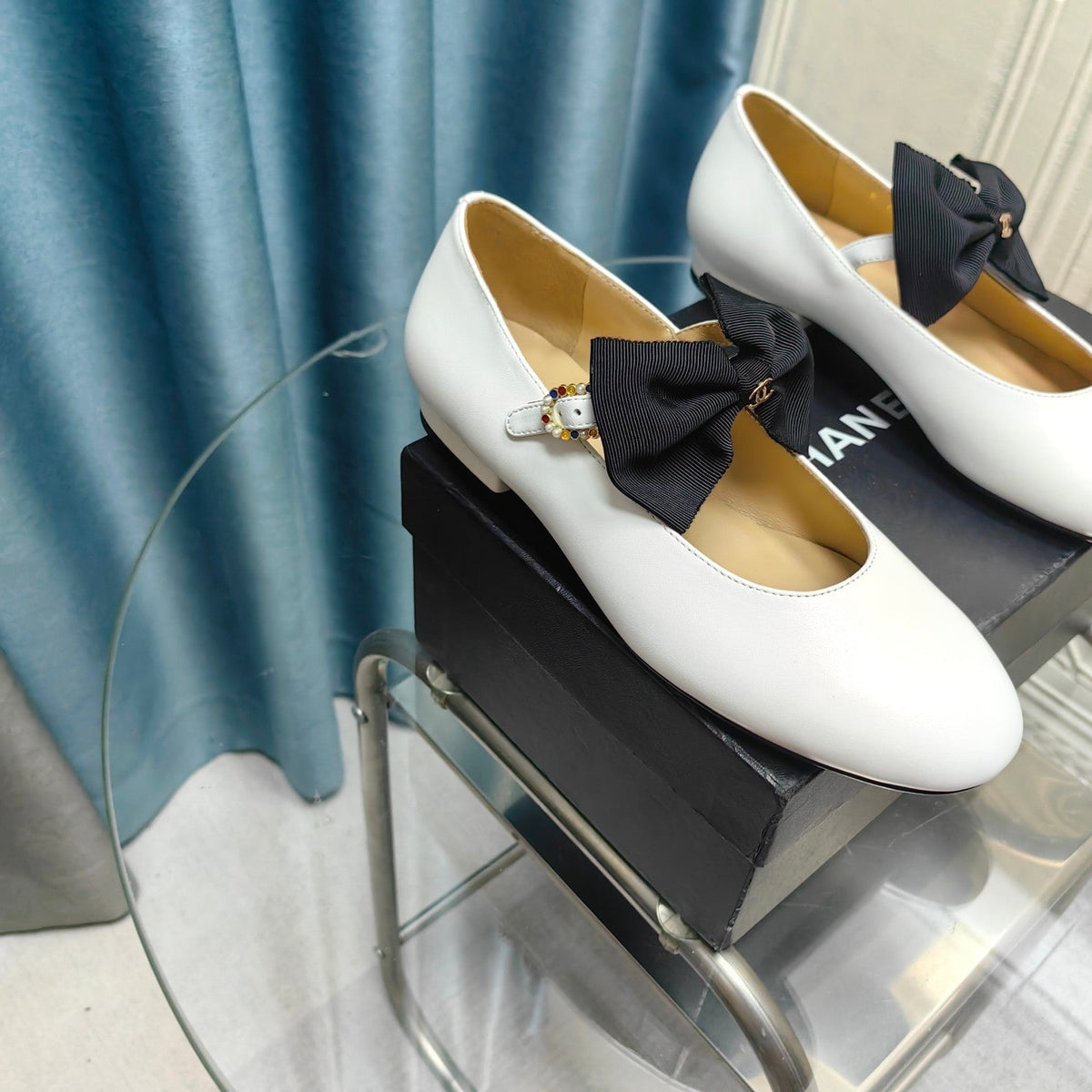 MARY JANE SHOES WHITE SHEEPSKIN WITH BLACK BOW