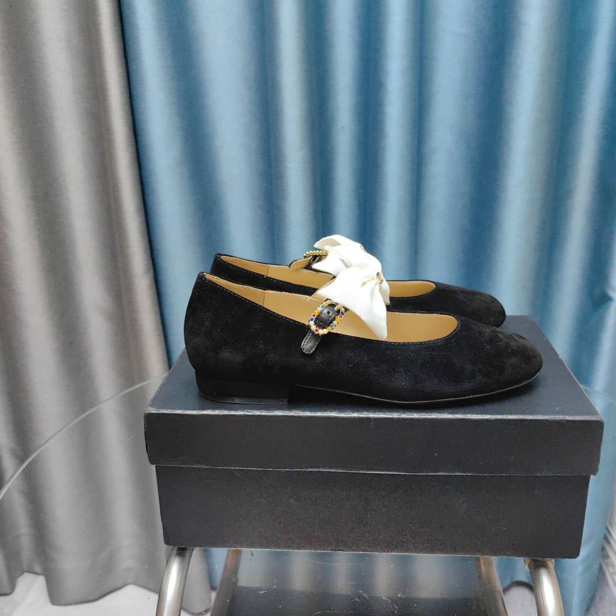 MARY JANE SHOES BLACK SUEDE WITH WHITE BOW