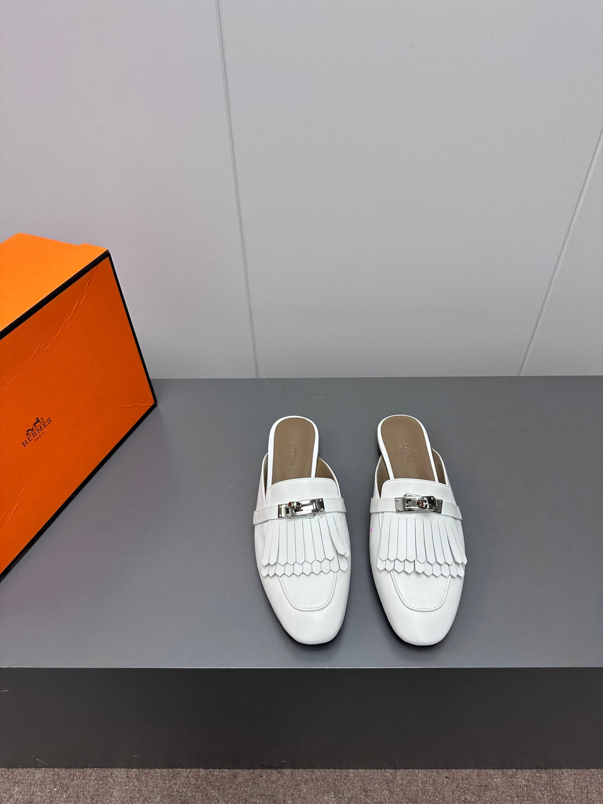 0Z MULE IN WHITE LAMBSKIN WITH FRINGE DETAIL