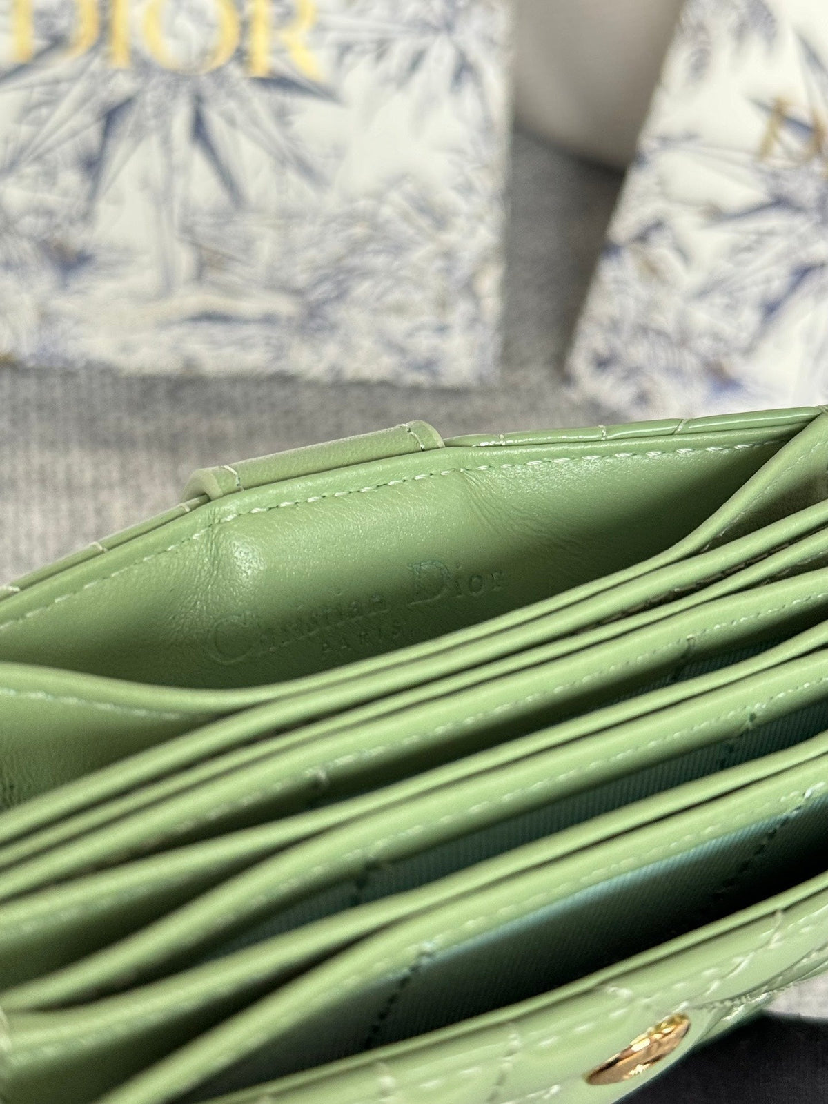 LADY JASMINE CARD HOLDER 10 IN LIGHT GREEN QUILTED PATENT CALFSKIN