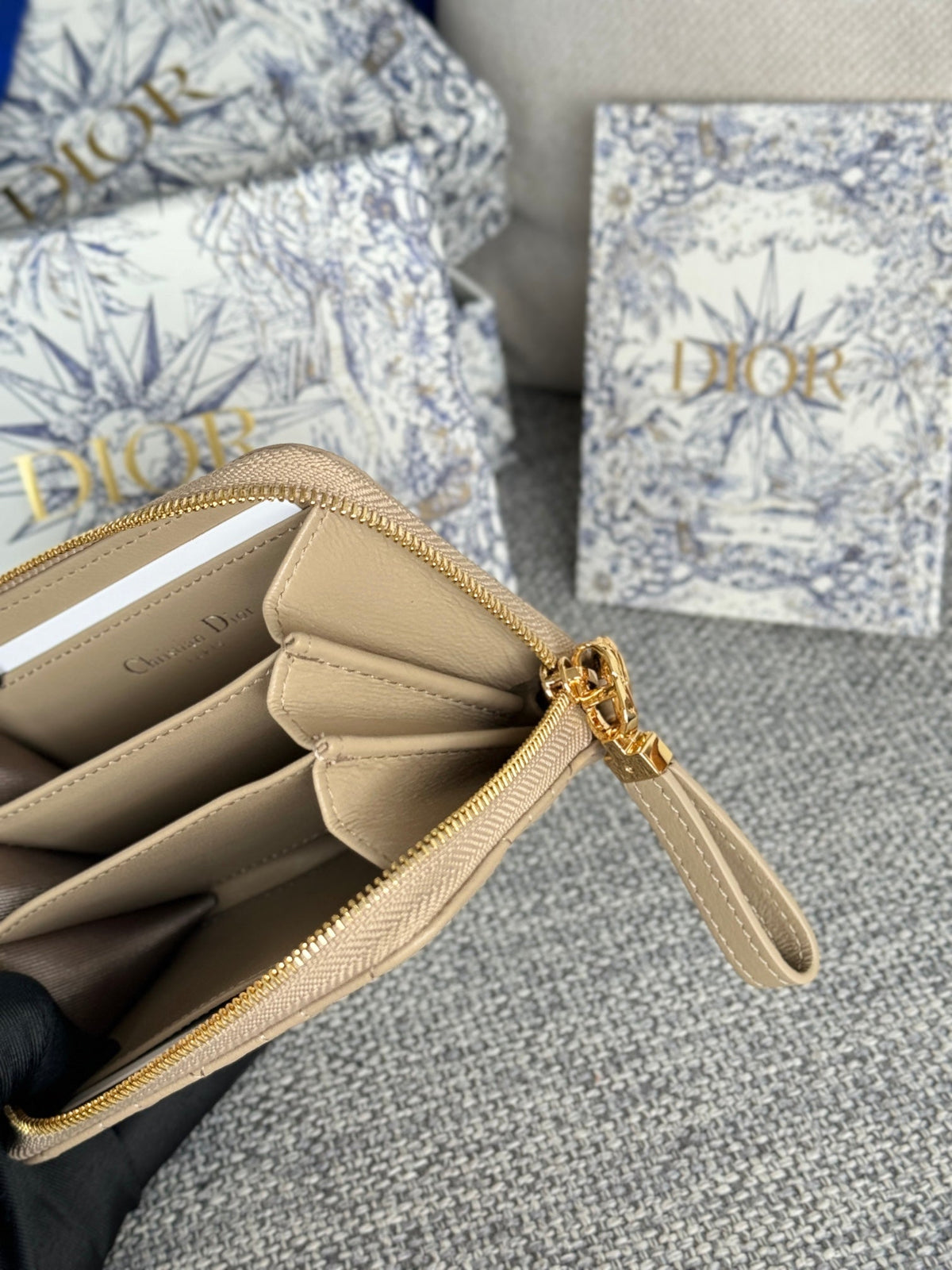 CARO SCARLET WALLET 11 IN BEIGE MACROCANNAGE CALFSKIN