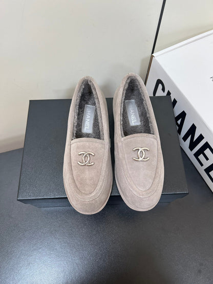 LOAFER IN KHAKI BROWN SUEDE AND SOLF FLEECE LINING