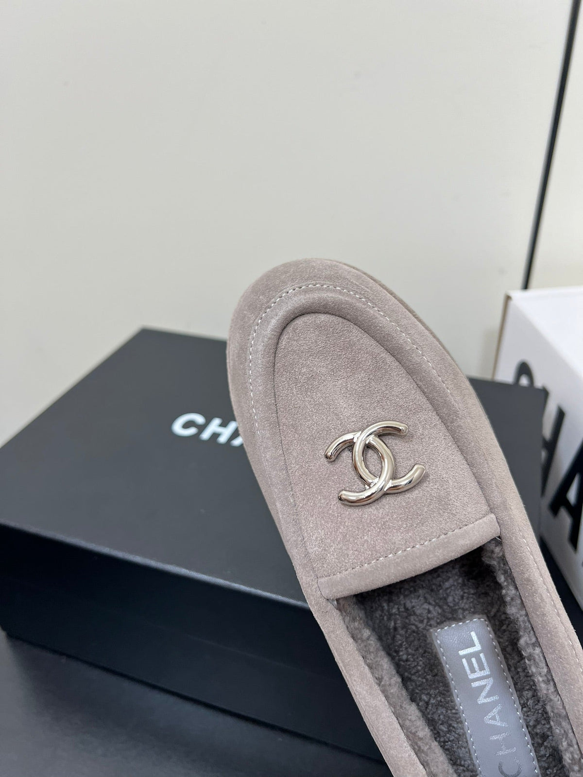 LOAFER IN KHAKI BROWN SUEDE AND SOLF FLEECE LINING