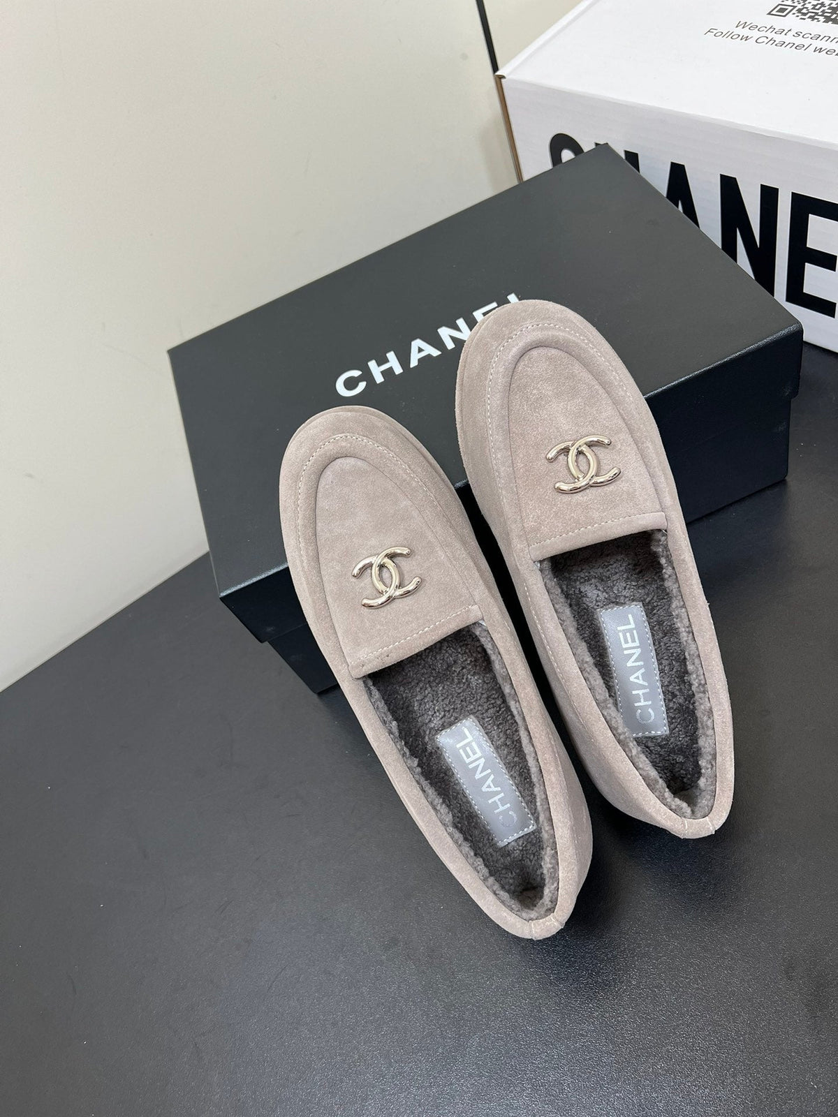 LOAFER IN KHAKI BROWN SUEDE AND SOLF FLEECE LINING
