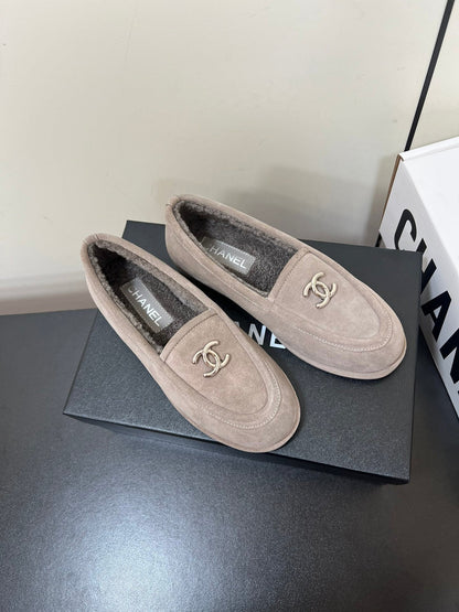 LOAFER IN KHAKI BROWN SUEDE AND SOLF FLEECE LINING
