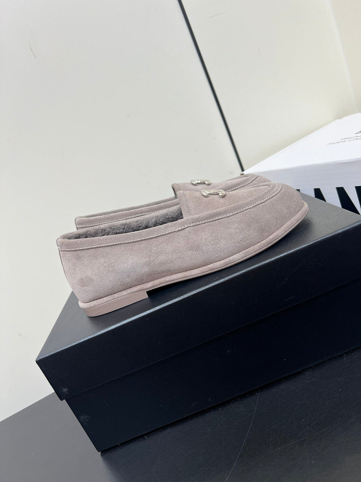 LOAFER IN KHAKI BROWN SUEDE AND SOLF FLEECE LINING