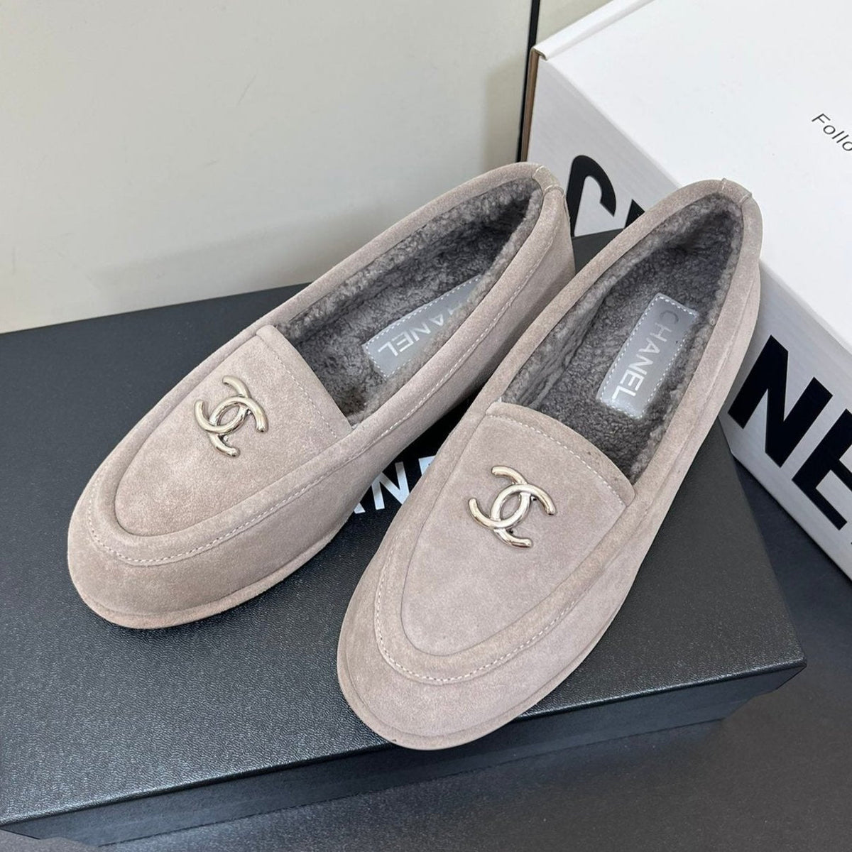 LOAFER IN KHAKI BROWN SUEDE AND SOLF FLEECE LINING