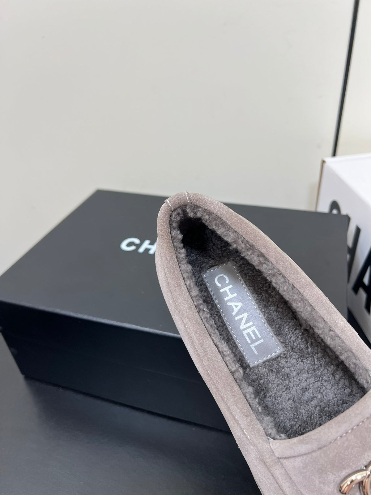 LOAFER IN KHAKI BROWN SUEDE AND SOLF FLEECE LINING
