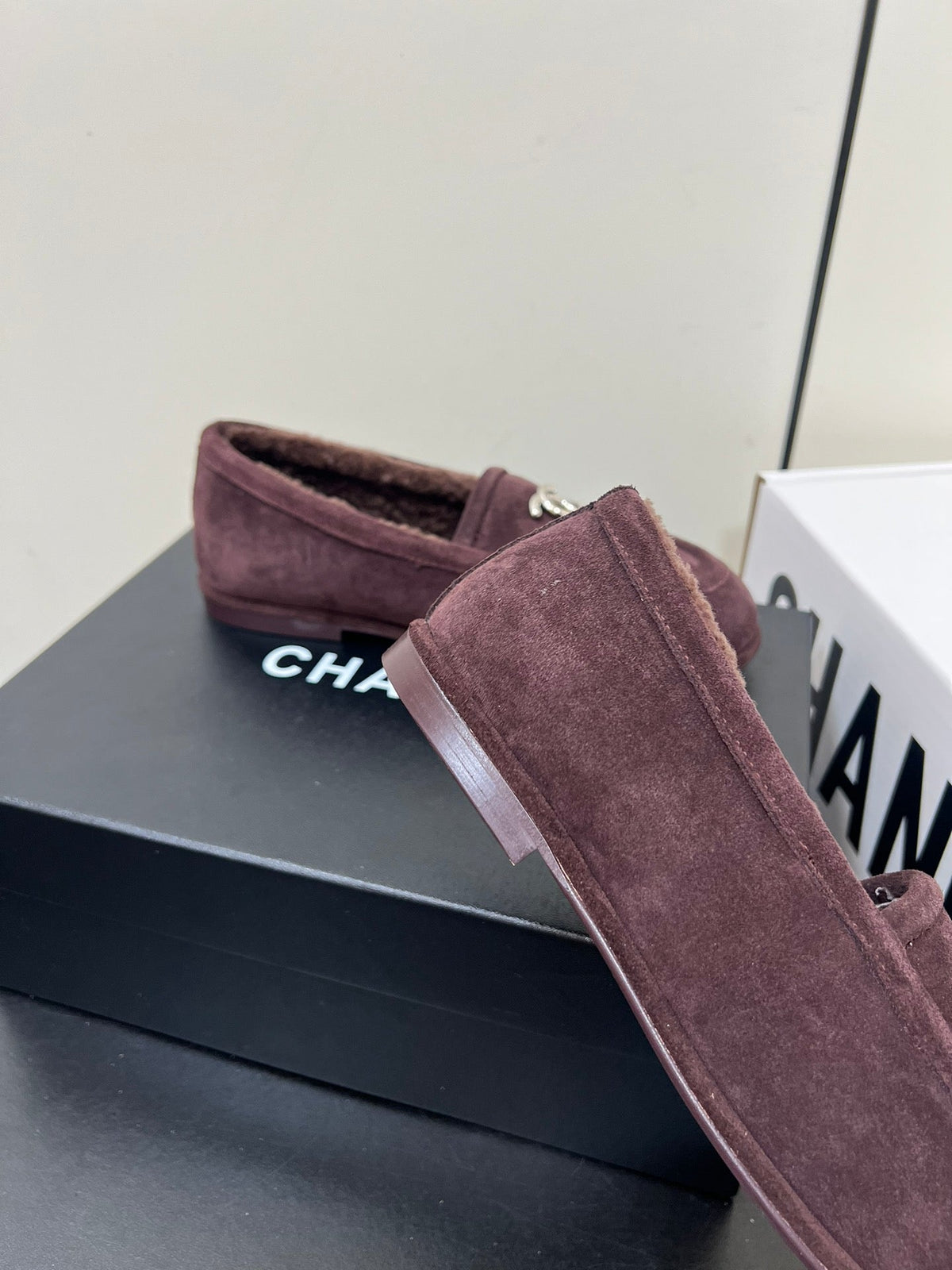LOAFER IN CHESTNUT BROWN SUEDE AND SOLF FLEECE LINING