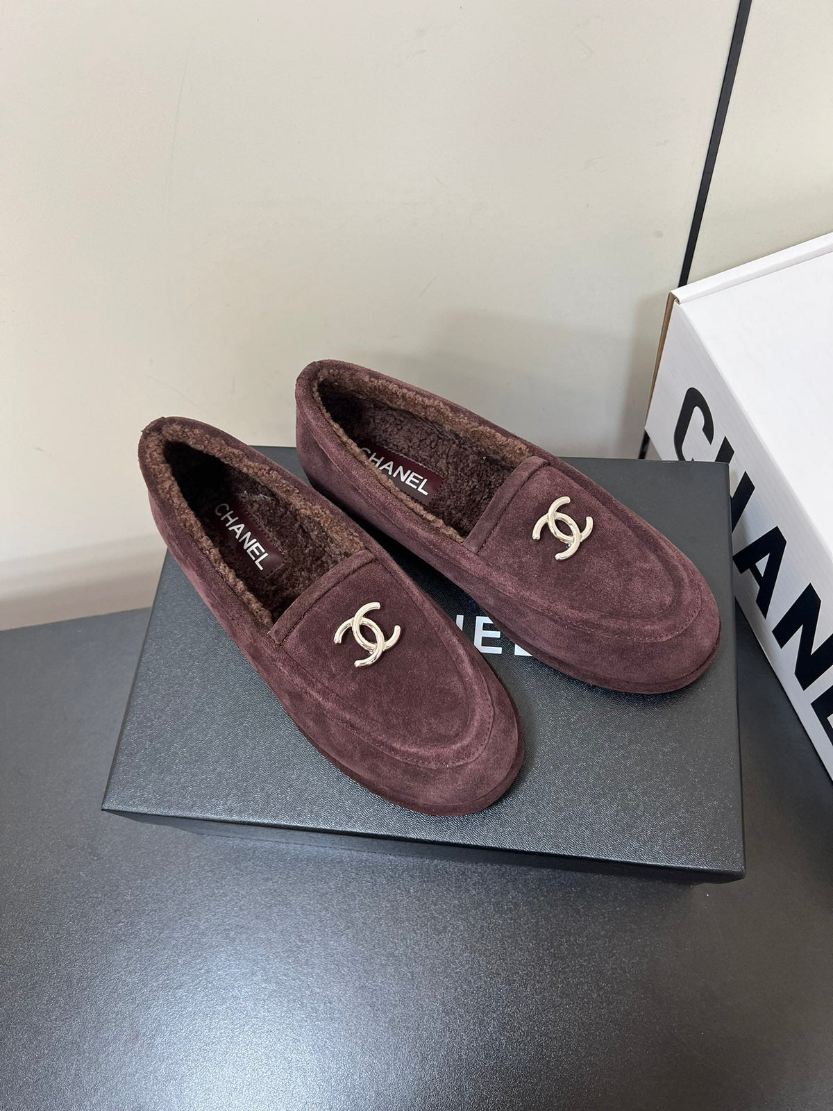 LOAFER IN CHESTNUT BROWN SUEDE AND SOLF FLEECE LINING