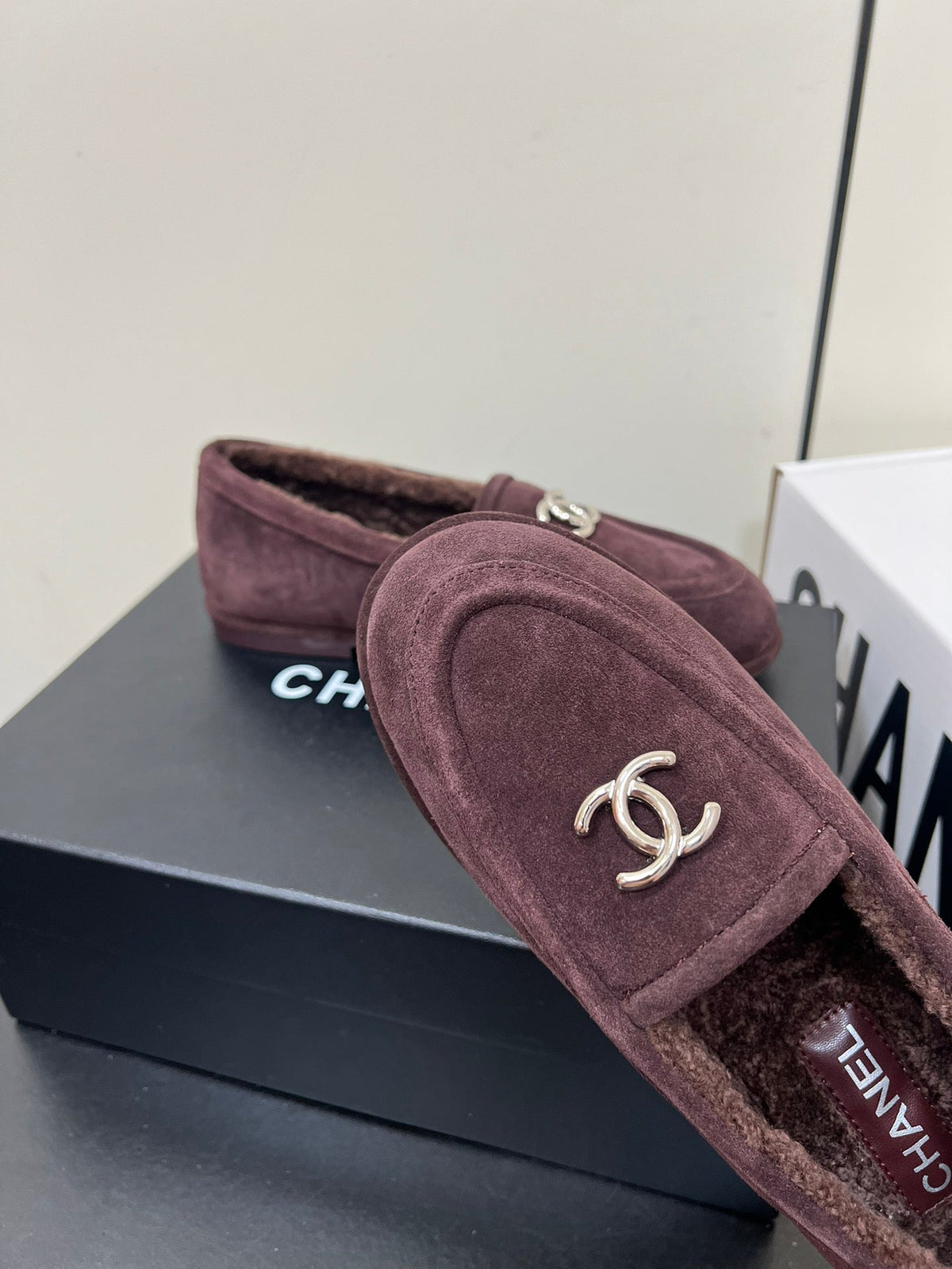 LOAFER IN CHESTNUT BROWN SUEDE AND SOLF FLEECE LINING