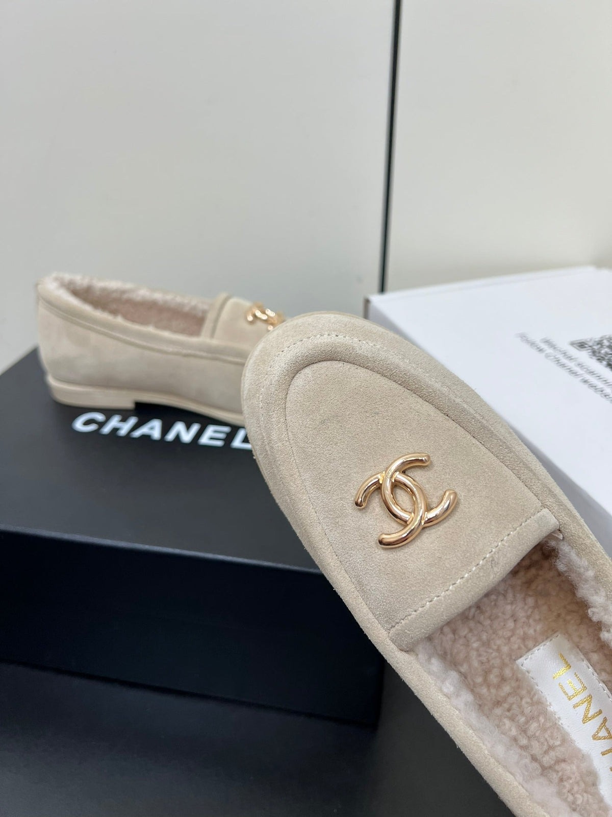 LOAFER IN BEIGE SUEDE AND SOLF FLEECE LINING