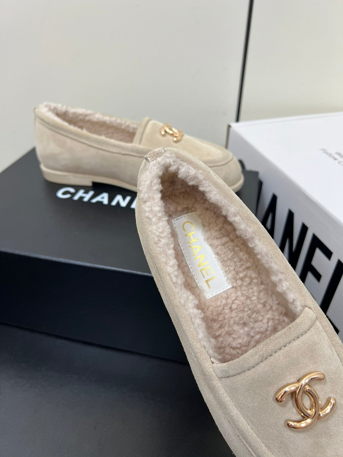 LOAFER IN BEIGE SUEDE AND SOLF FLEECE LINING