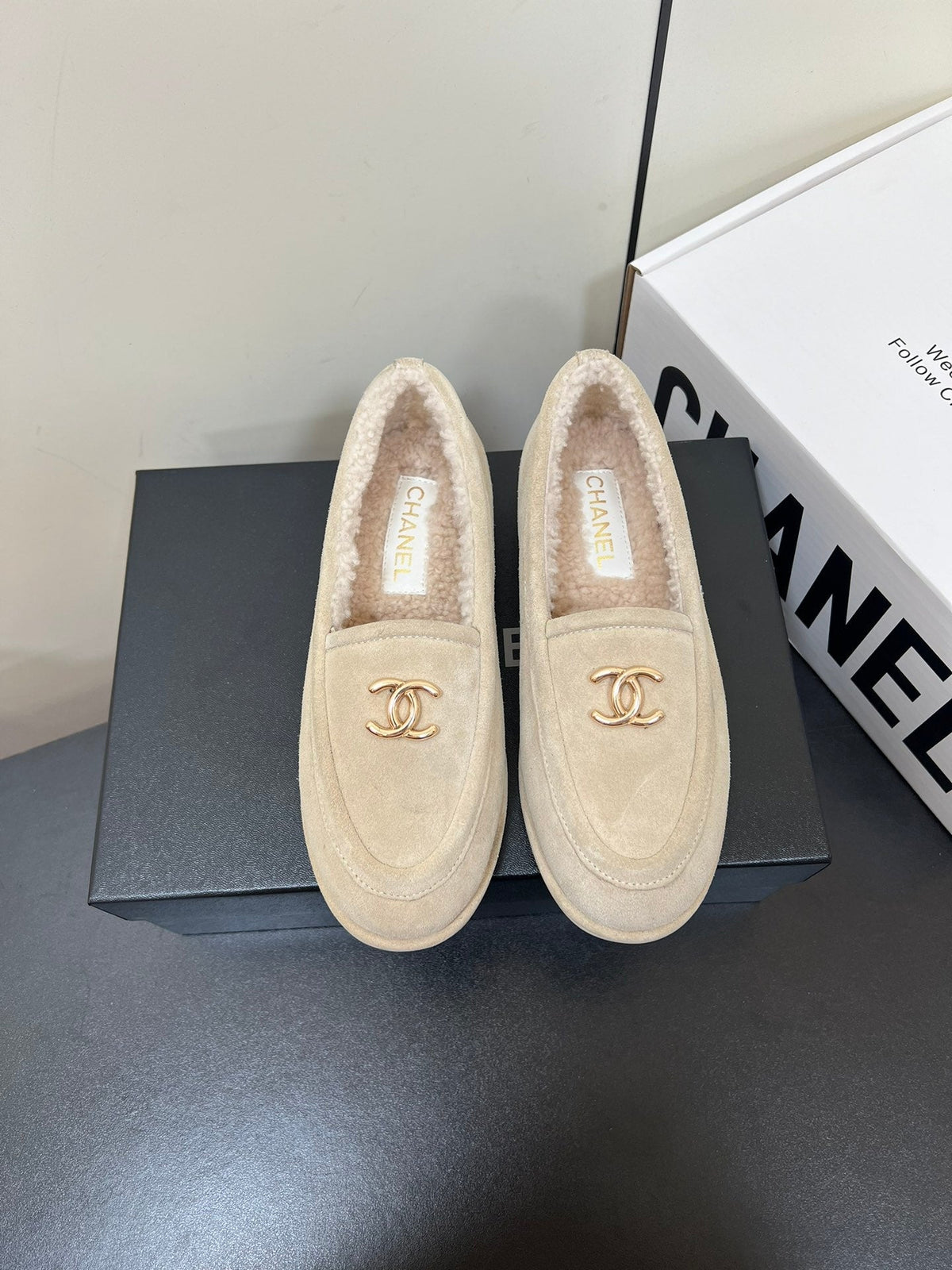 LOAFER IN BEIGE SUEDE AND SOLF FLEECE LINING
