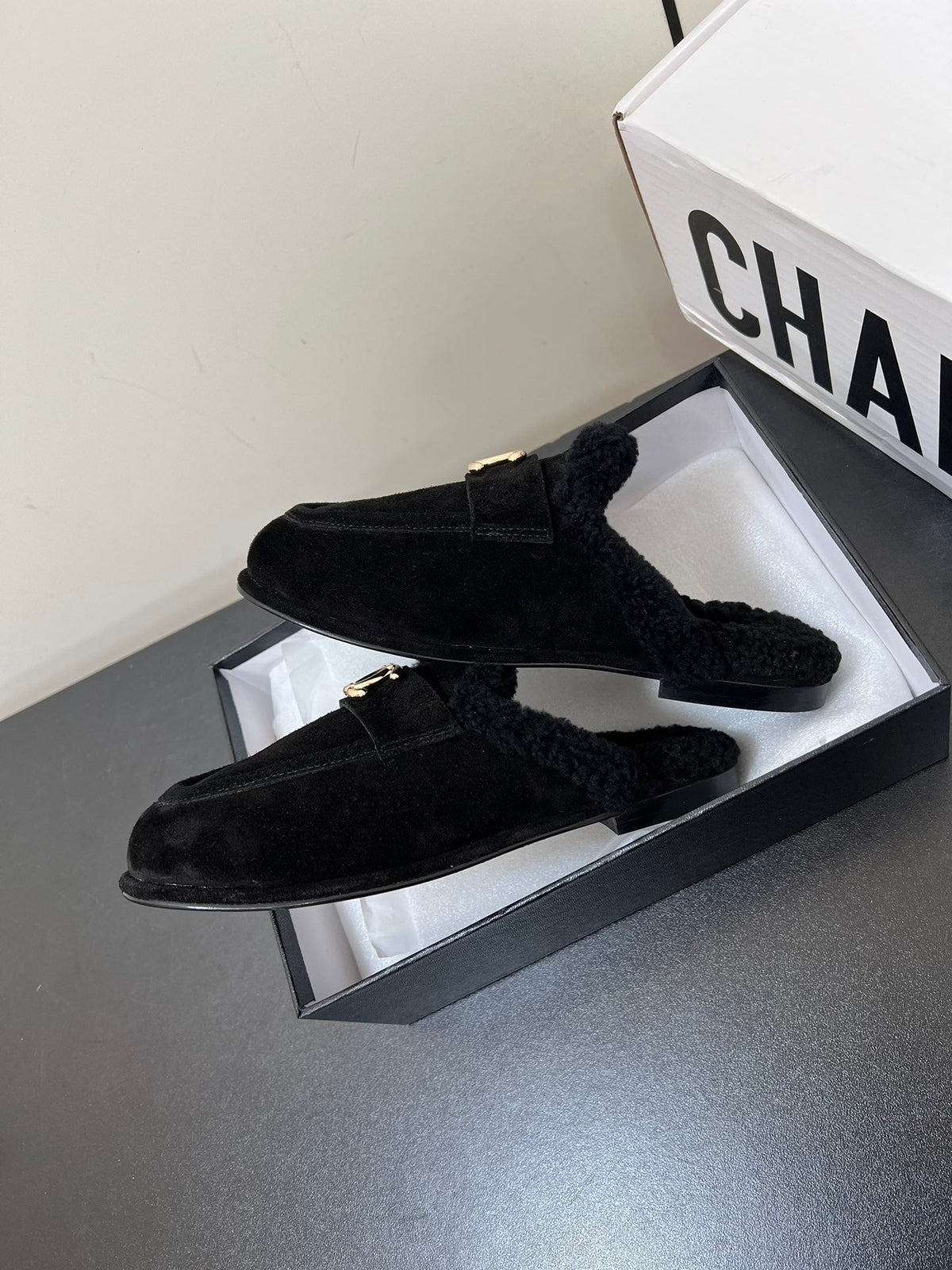 LOAFERS MULE IN BLACK SUEDE AND FLEECE LINING