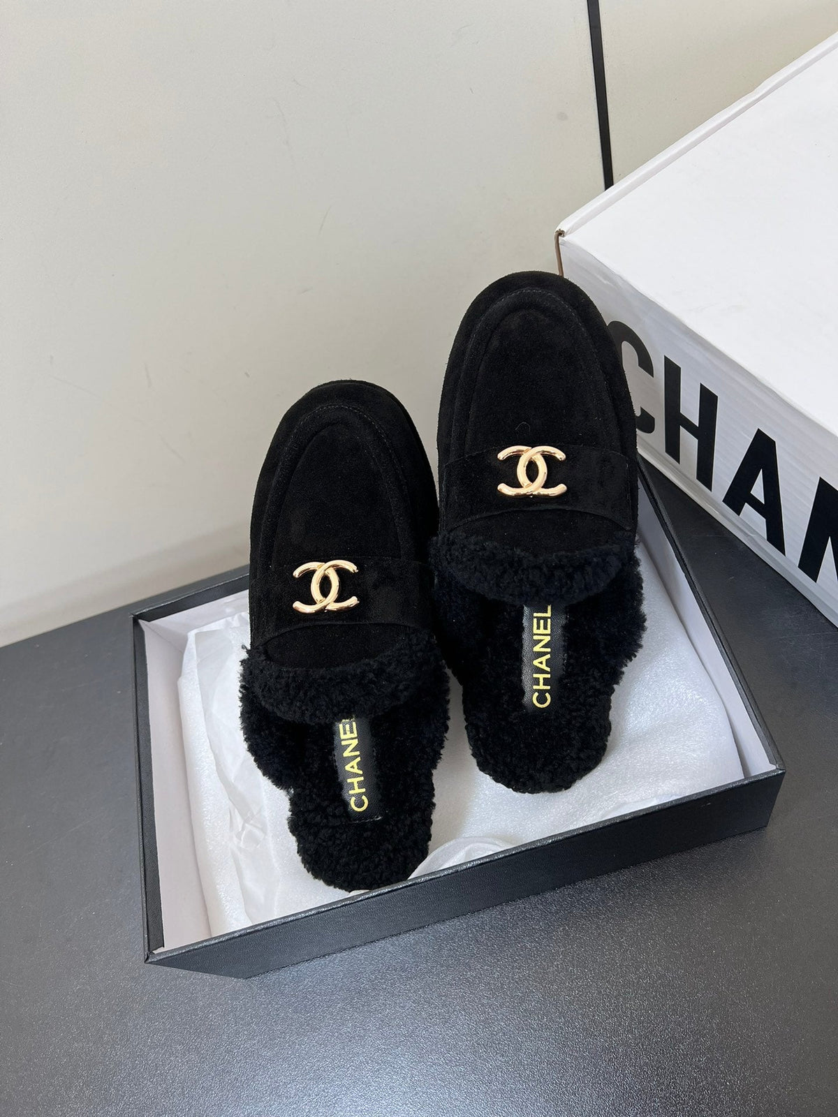 LOAFERS MULE IN BLACK SUEDE AND FLEECE LINING