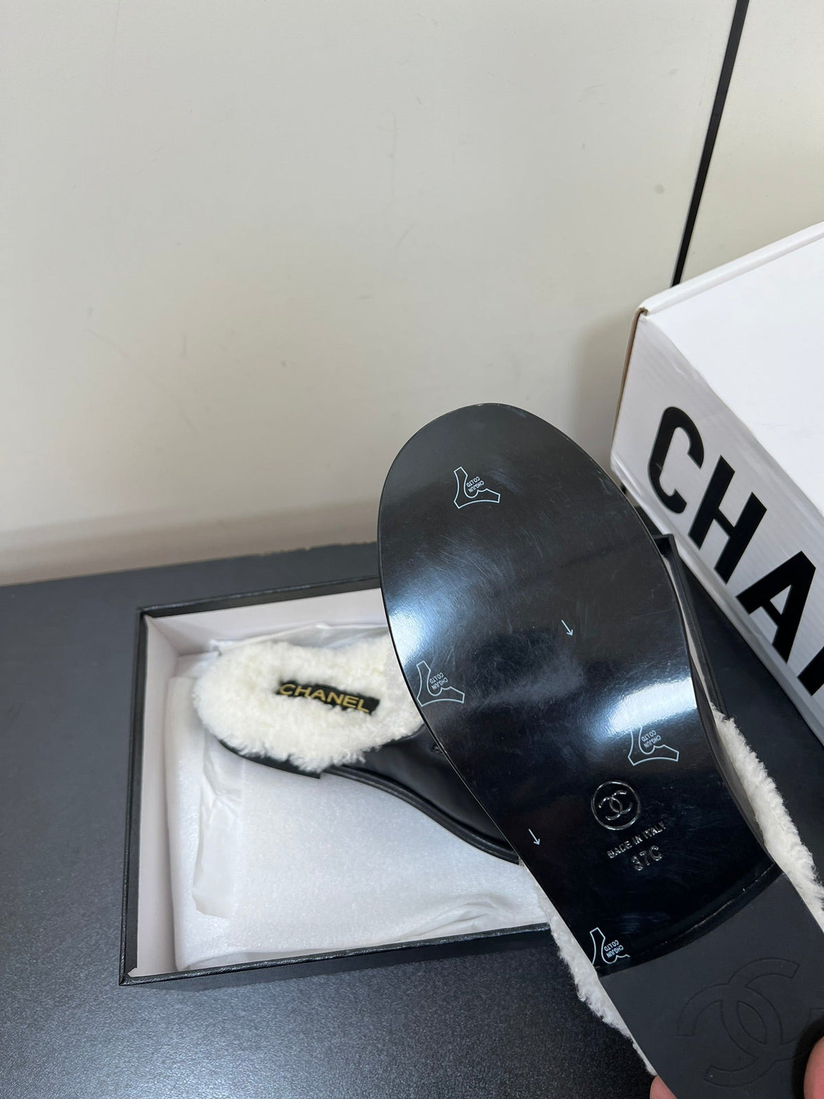 LOAFERS MULE IN BLACK CALFSKIN AND WHITE FLEECE LINING