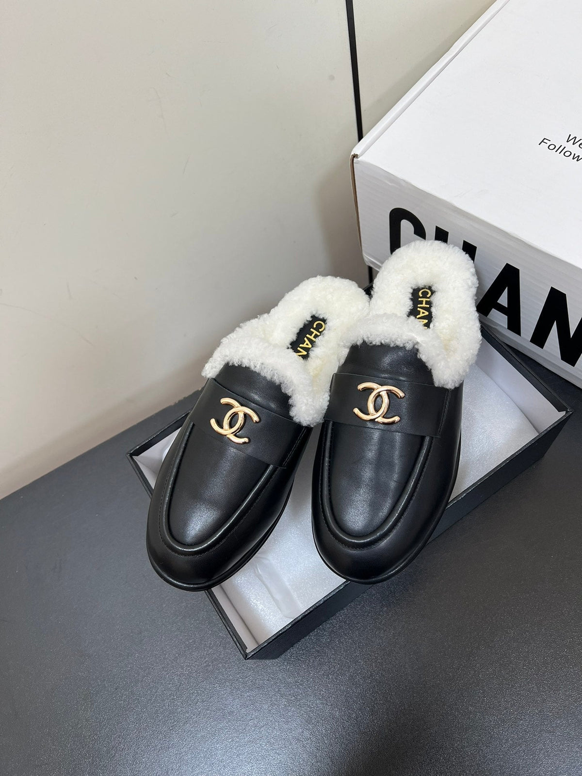 LOAFERS MULE IN BLACK CALFSKIN AND WHITE FLEECE LINING