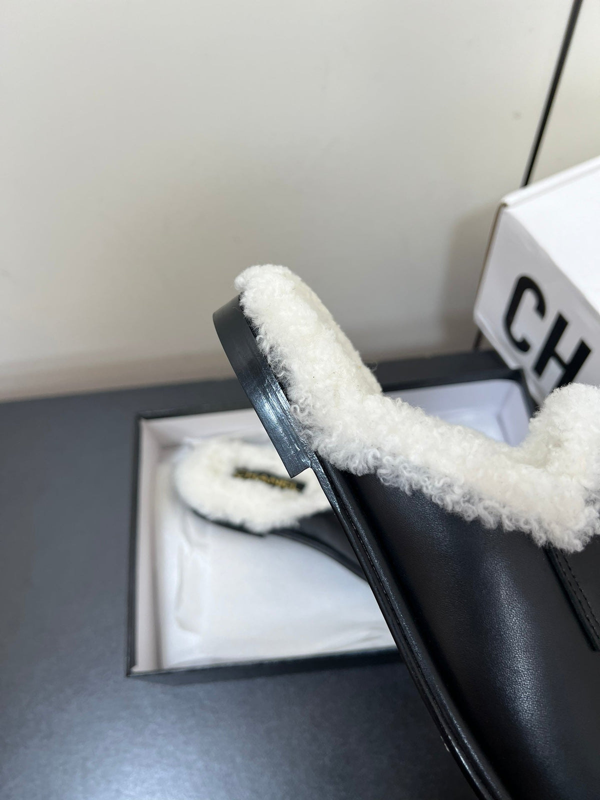 LOAFERS MULE IN BLACK CALFSKIN AND WHITE FLEECE LINING