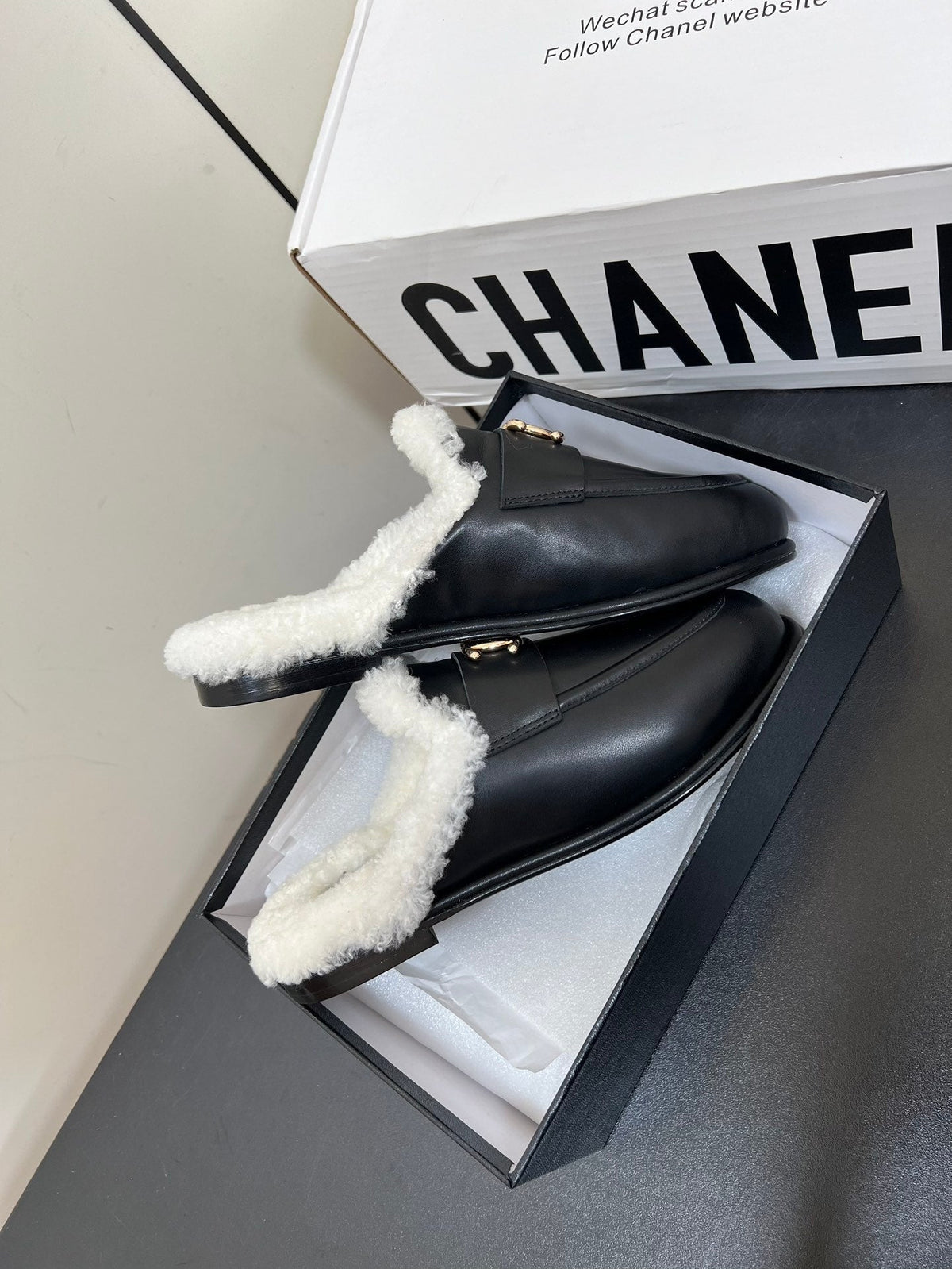 LOAFERS MULE IN BLACK CALFSKIN AND WHITE FLEECE LINING