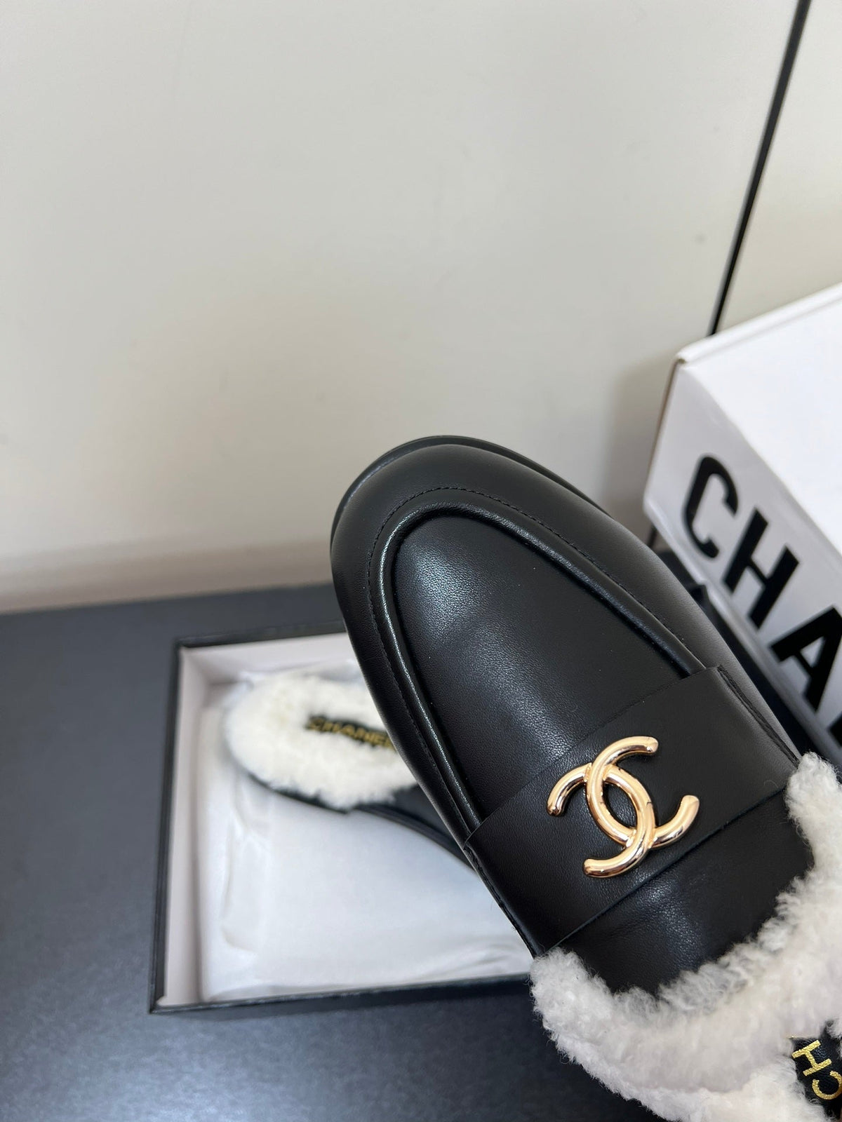 LOAFERS MULE IN BLACK CALFSKIN AND WHITE FLEECE LINING