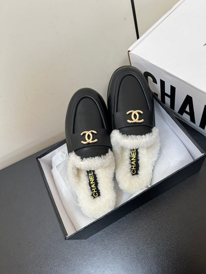 LOAFERS MULE IN BLACK CALFSKIN AND WHITE FLEECE LINING