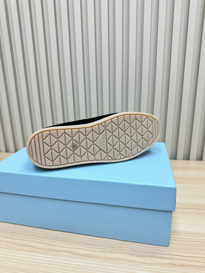 LOAFER IN BLACK SUEDE AND FUR LINING ATTACHED TRIANGLE LOGO