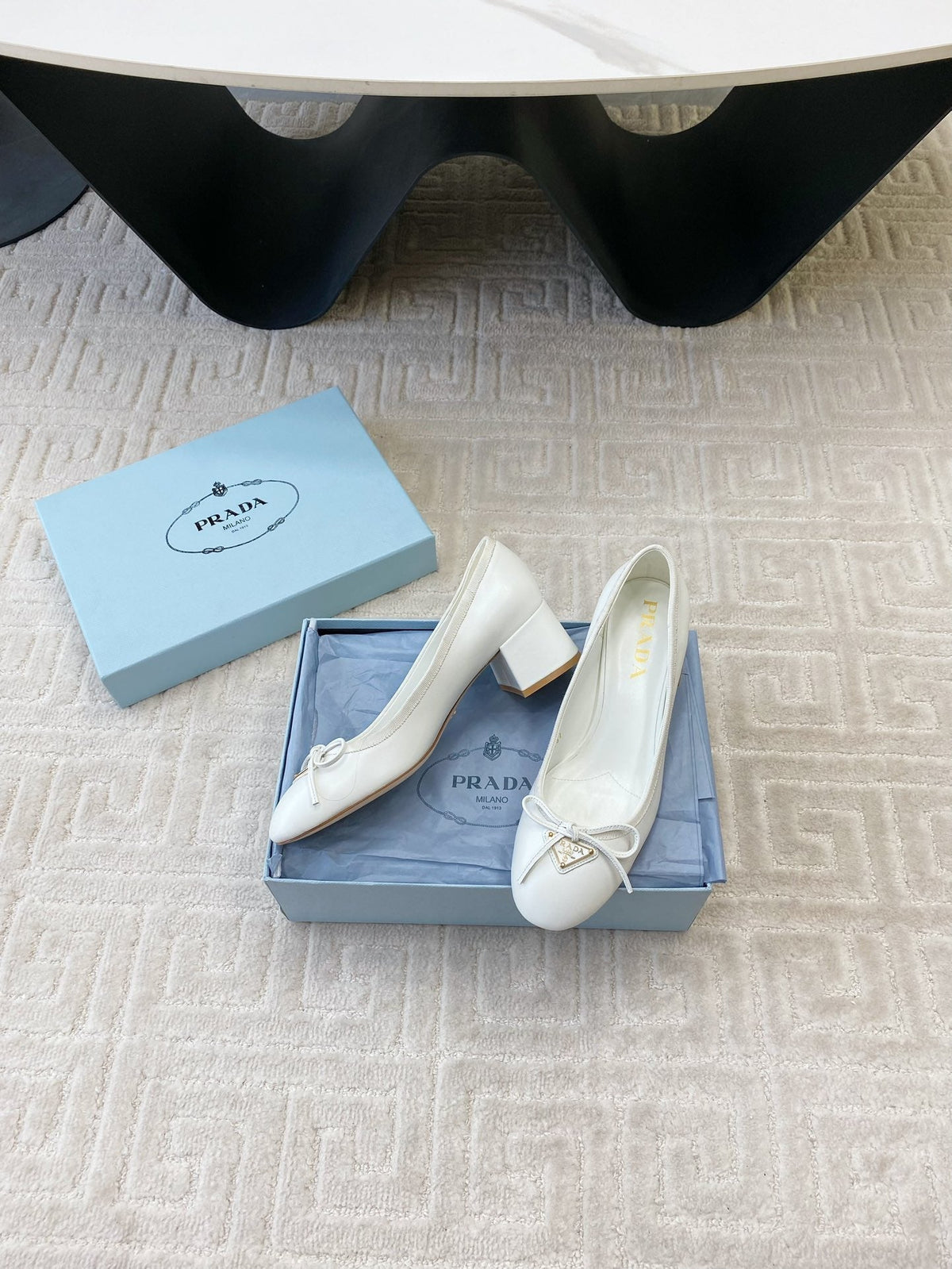 BALLERINA PUMPS WITH TRIANGLE LOGO AND BOW IN WHITE CALFSKIN