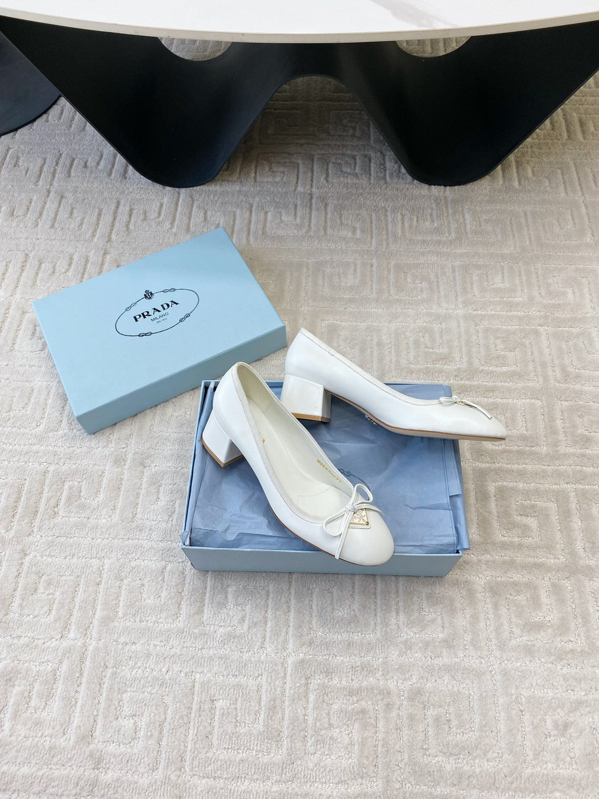 BALLERINA PUMPS WITH TRIANGLE LOGO AND BOW IN WHITE CALFSKIN