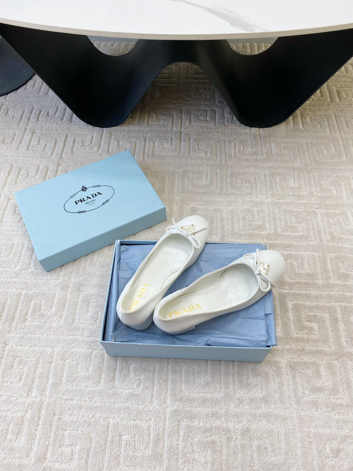 BALLERINA PUMPS WITH TRIANGLE LOGO AND BOW IN WHITE CALFSKIN